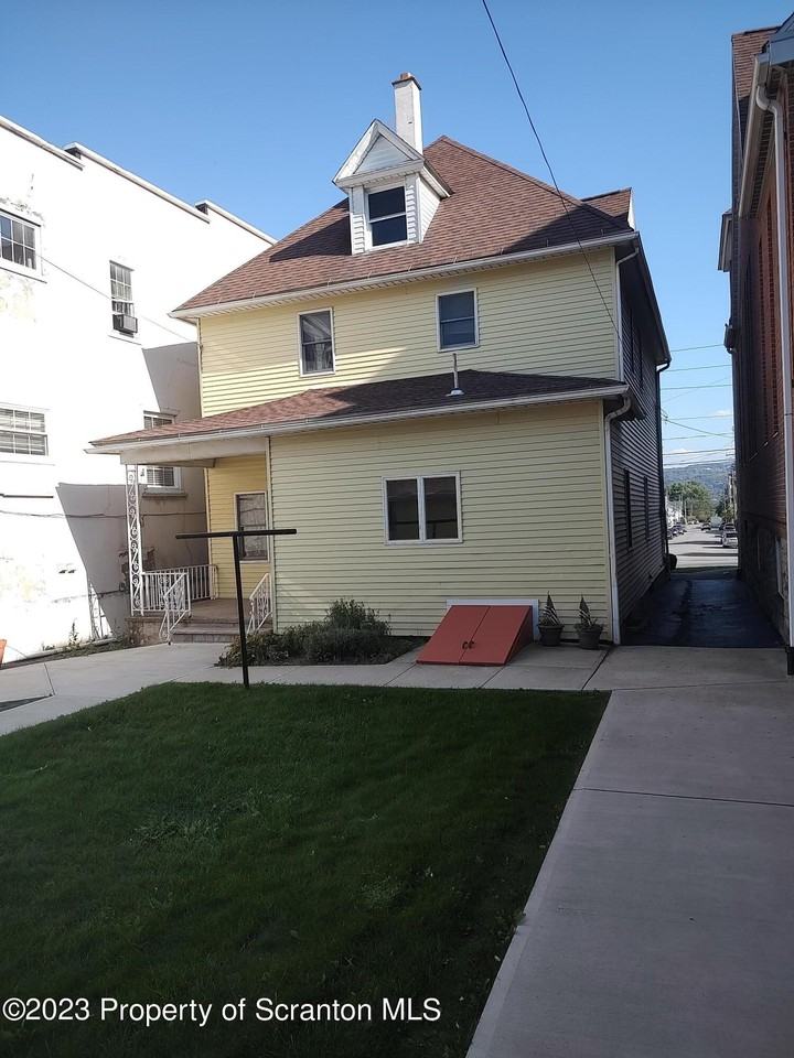 940 S Main St - Photo 2 of 33