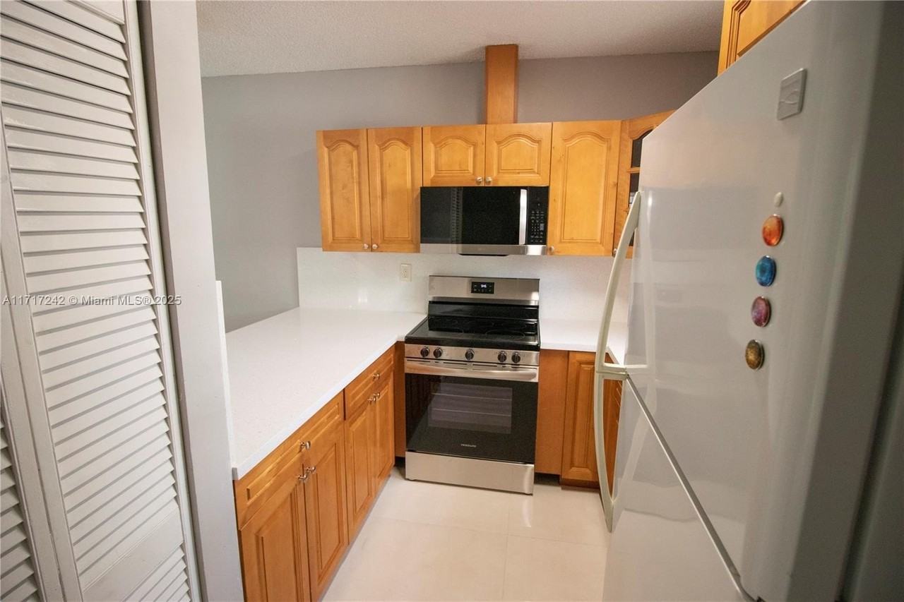 2855 Southwest 37th Court - Photo 3 of 7