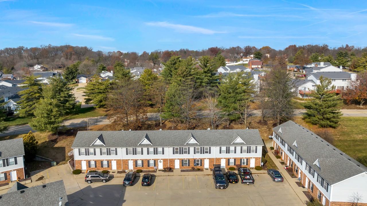 237 Veterans Pkwy Apt C - Photo 2 of 27