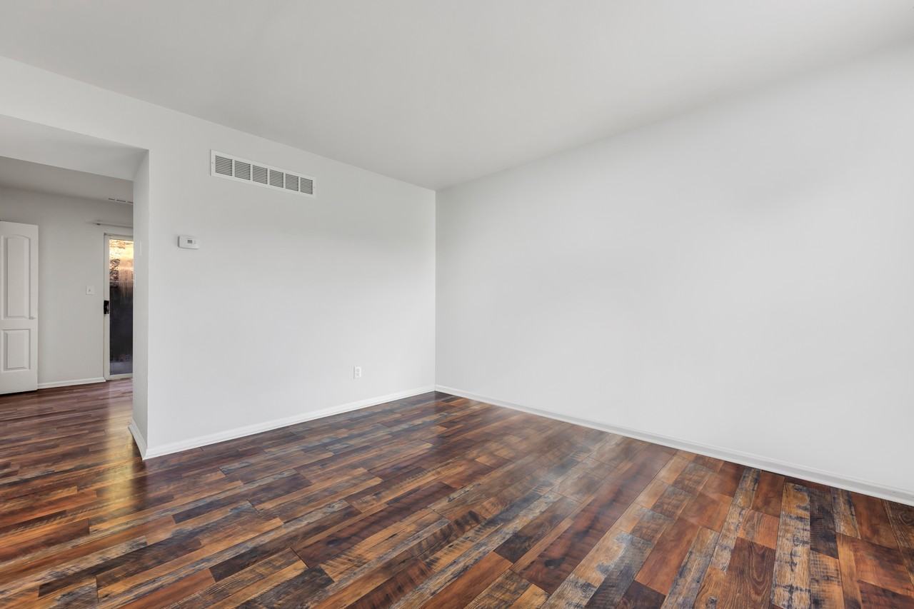 237 Veterans Pkwy Apt C - Photo 3 of 27