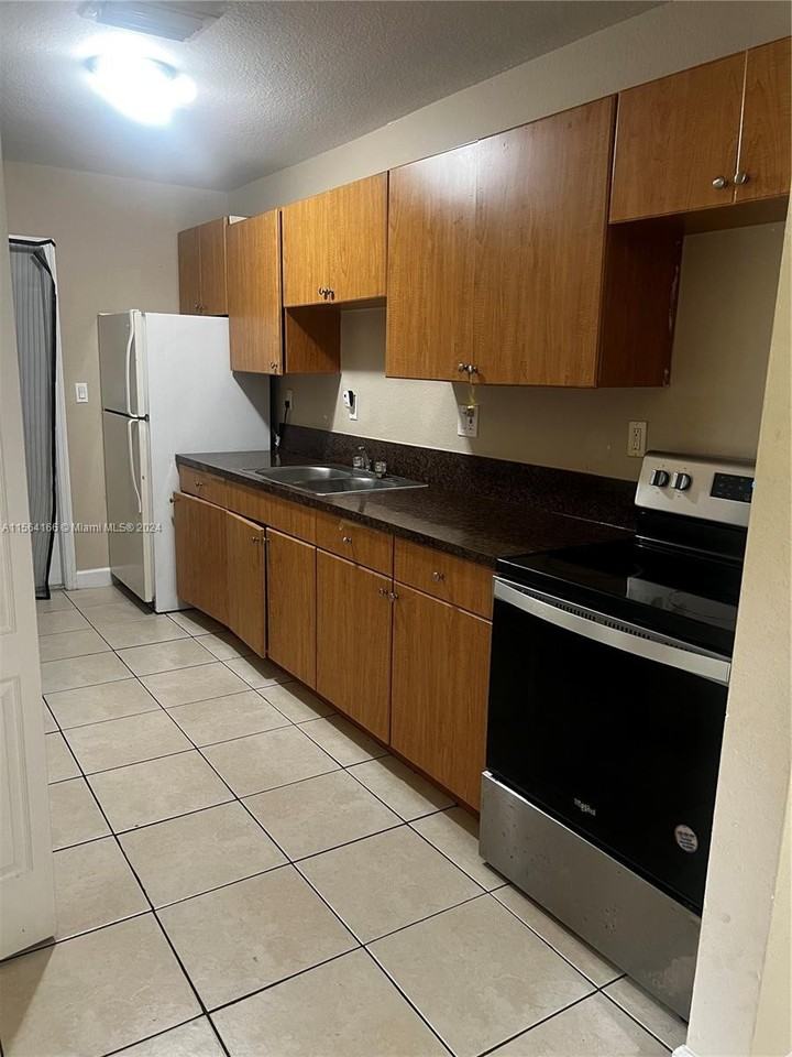 17622 Sw 104th Ave - Photo 2 of 7