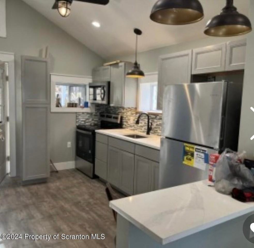 124 1st St - Photo 3 of 7