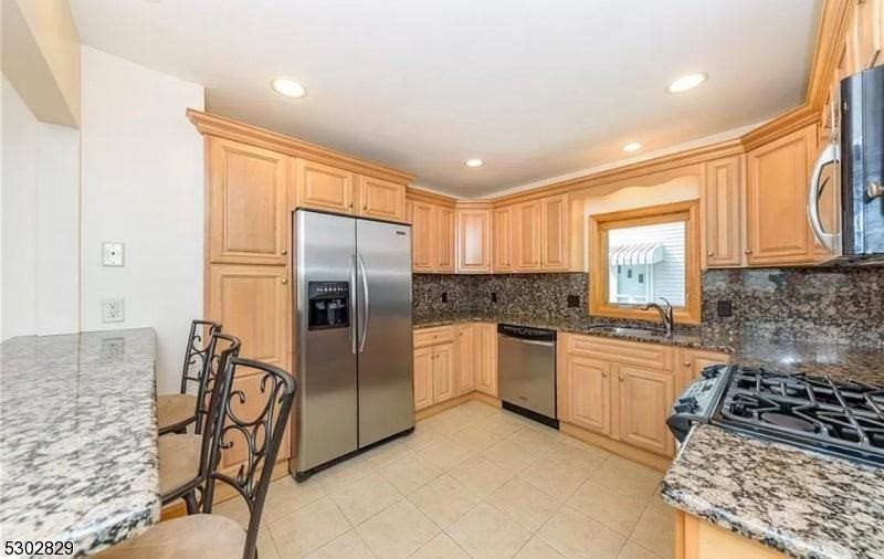 304 John St - Photo 6 of 10