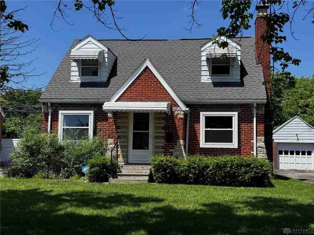 1023 Warwick Pl - Photo 2 of 17