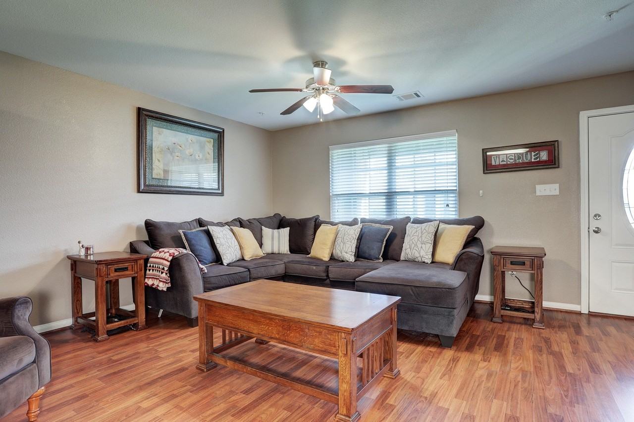 1704 Doyle Ct - Photo 2 of 15