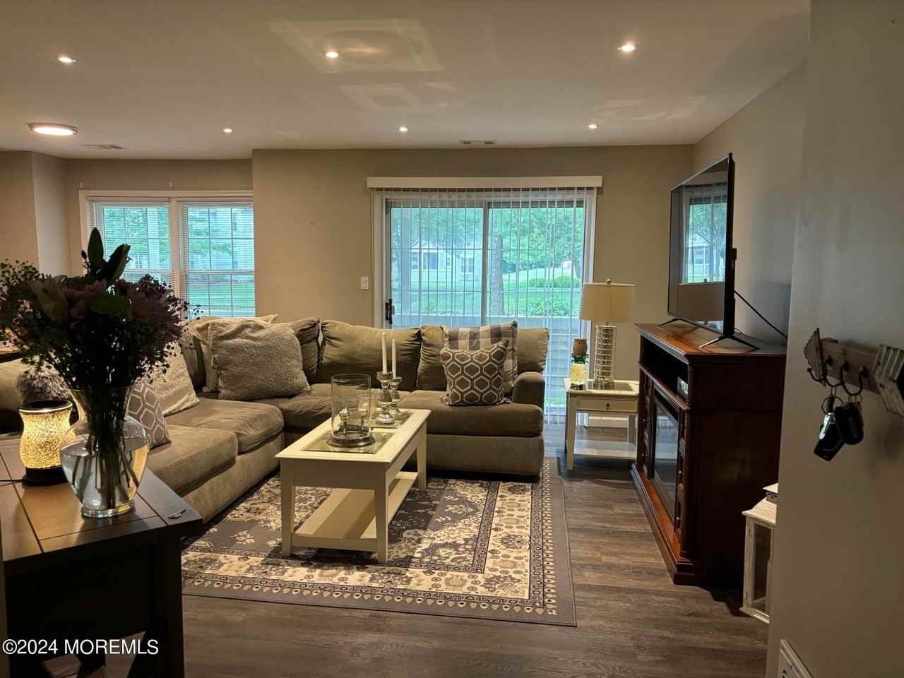 564 Applewood Court - Photo 4 of 23