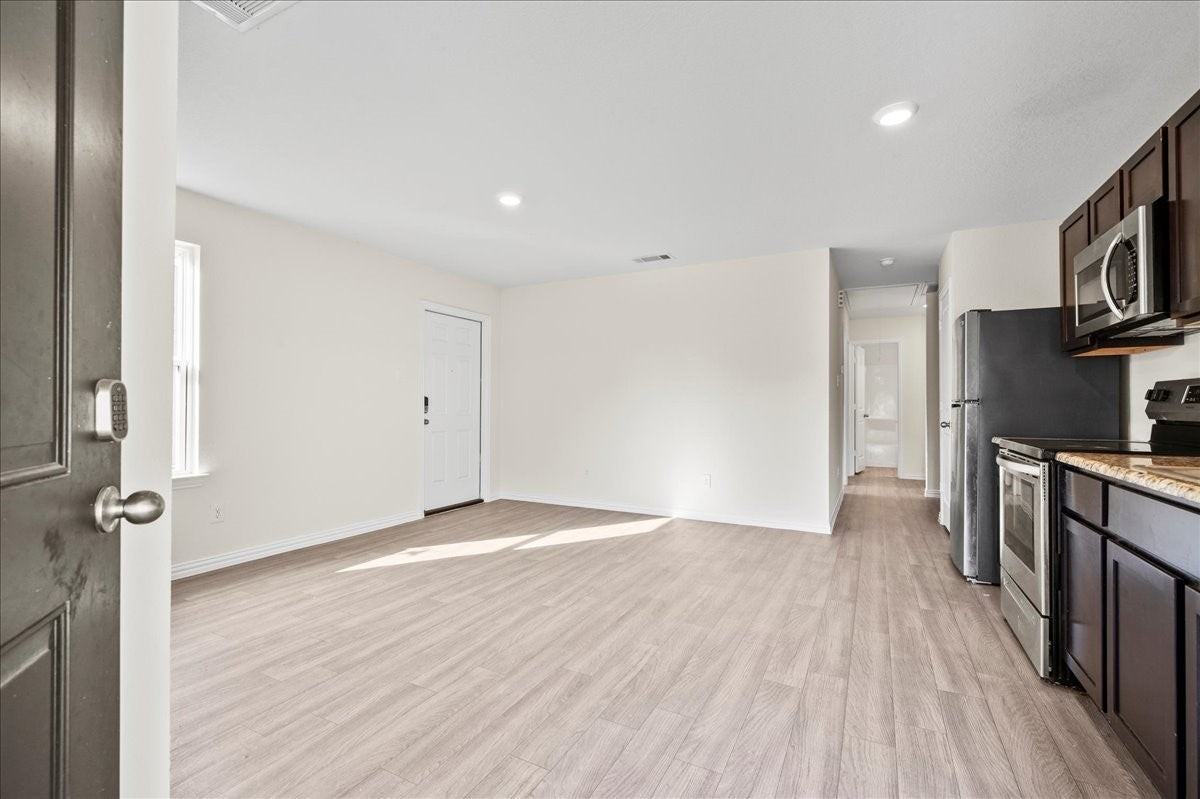 4609 Redbud St - Photo 3 of 18