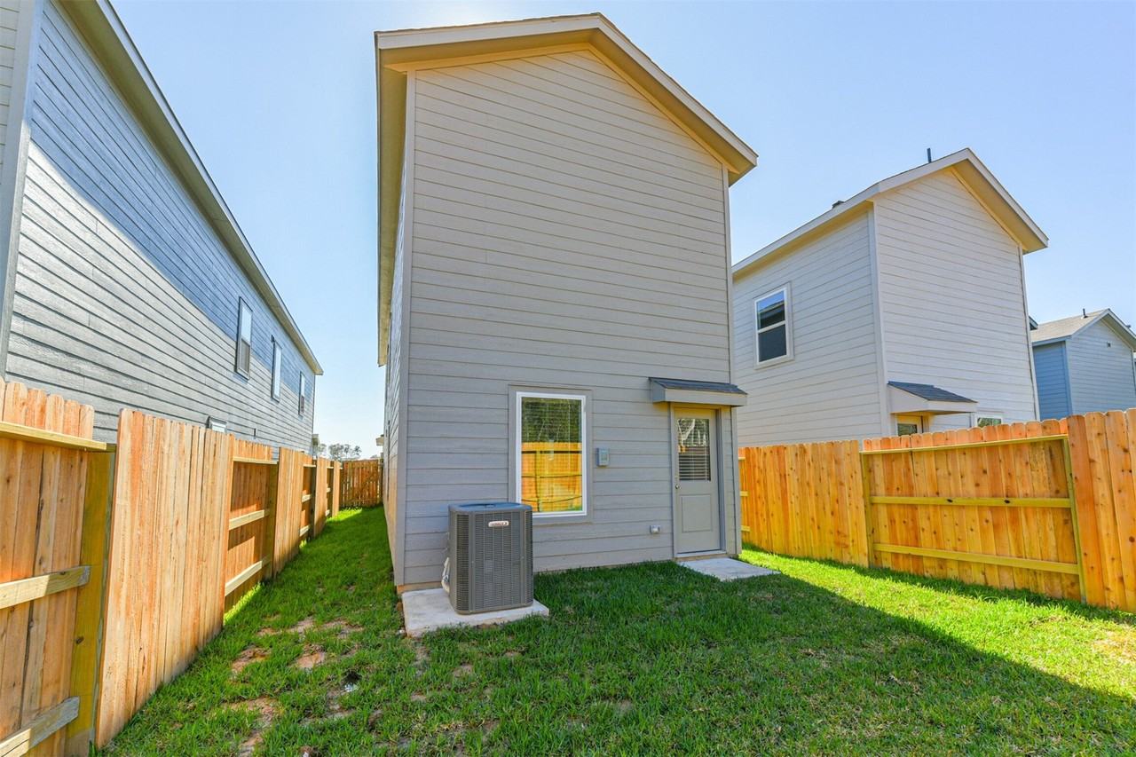 21341 Carosella Dr - Photo 6 of 37