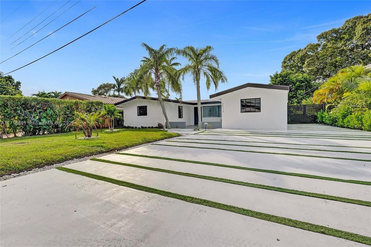 2413 Gulfstream Ln - Photo 3 of 50