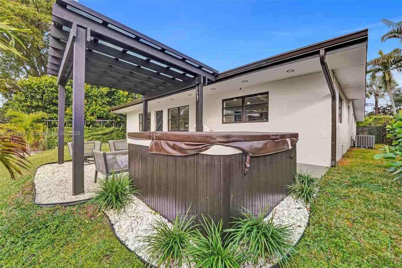 2413 Gulfstream Ln - Photo 5 of 50