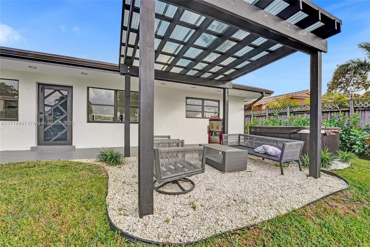 2413 Gulfstream Ln - Photo 6 of 50