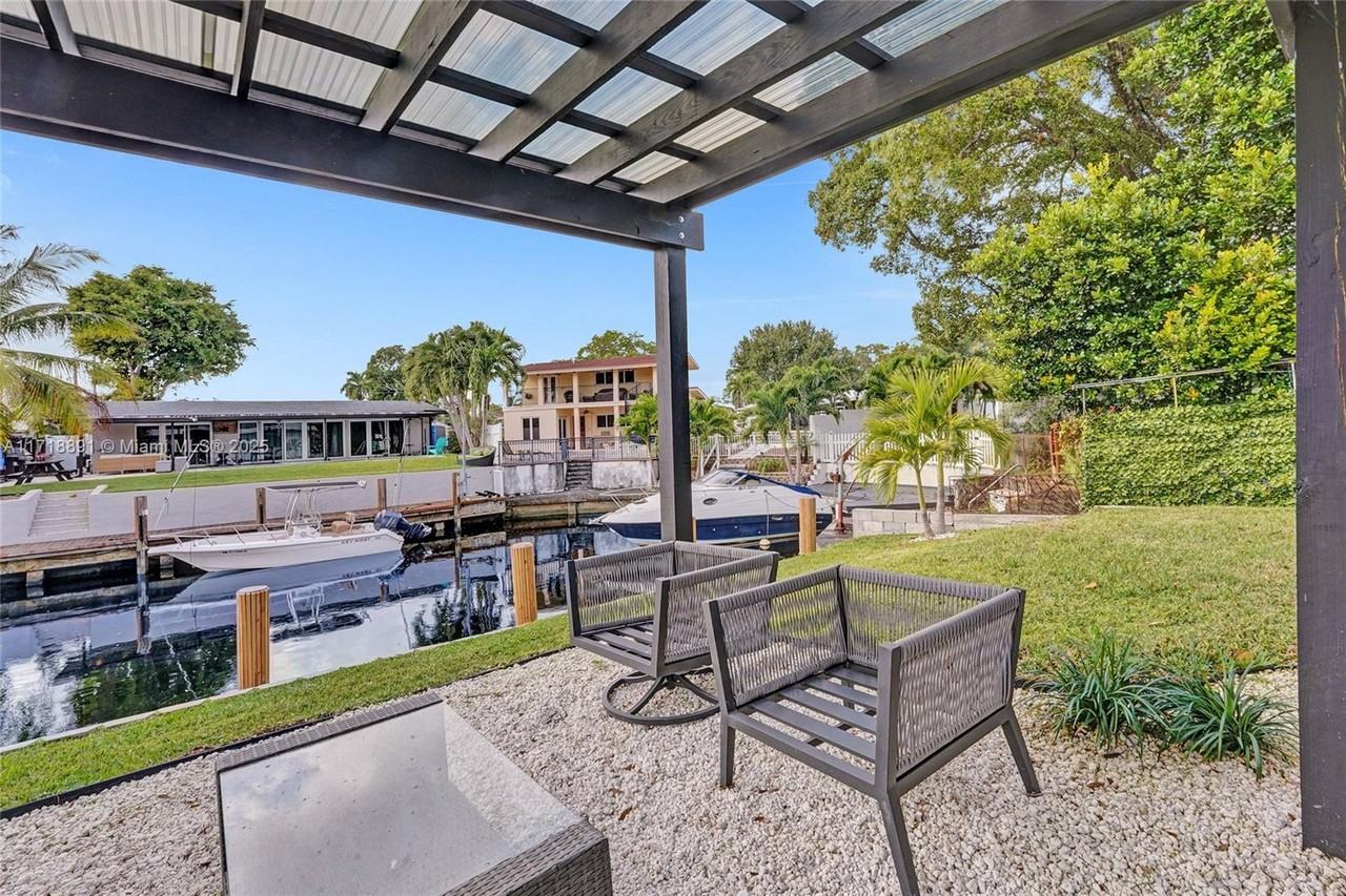 2413 Gulfstream Ln - Photo 7 of 50