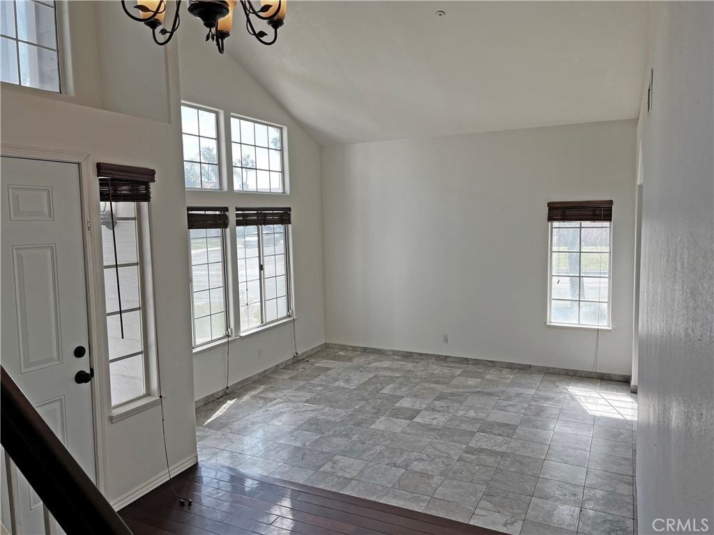 13497 Chrystal Ct - Photo 5 of 38