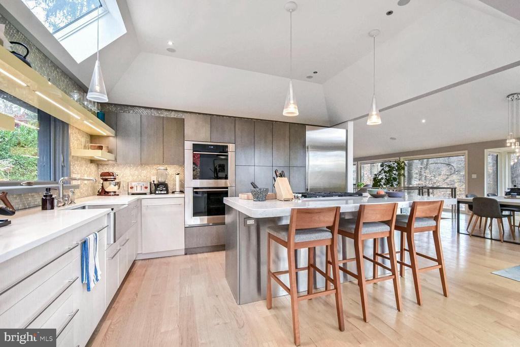 5517 Mohican Rd - Photo 2 of 32