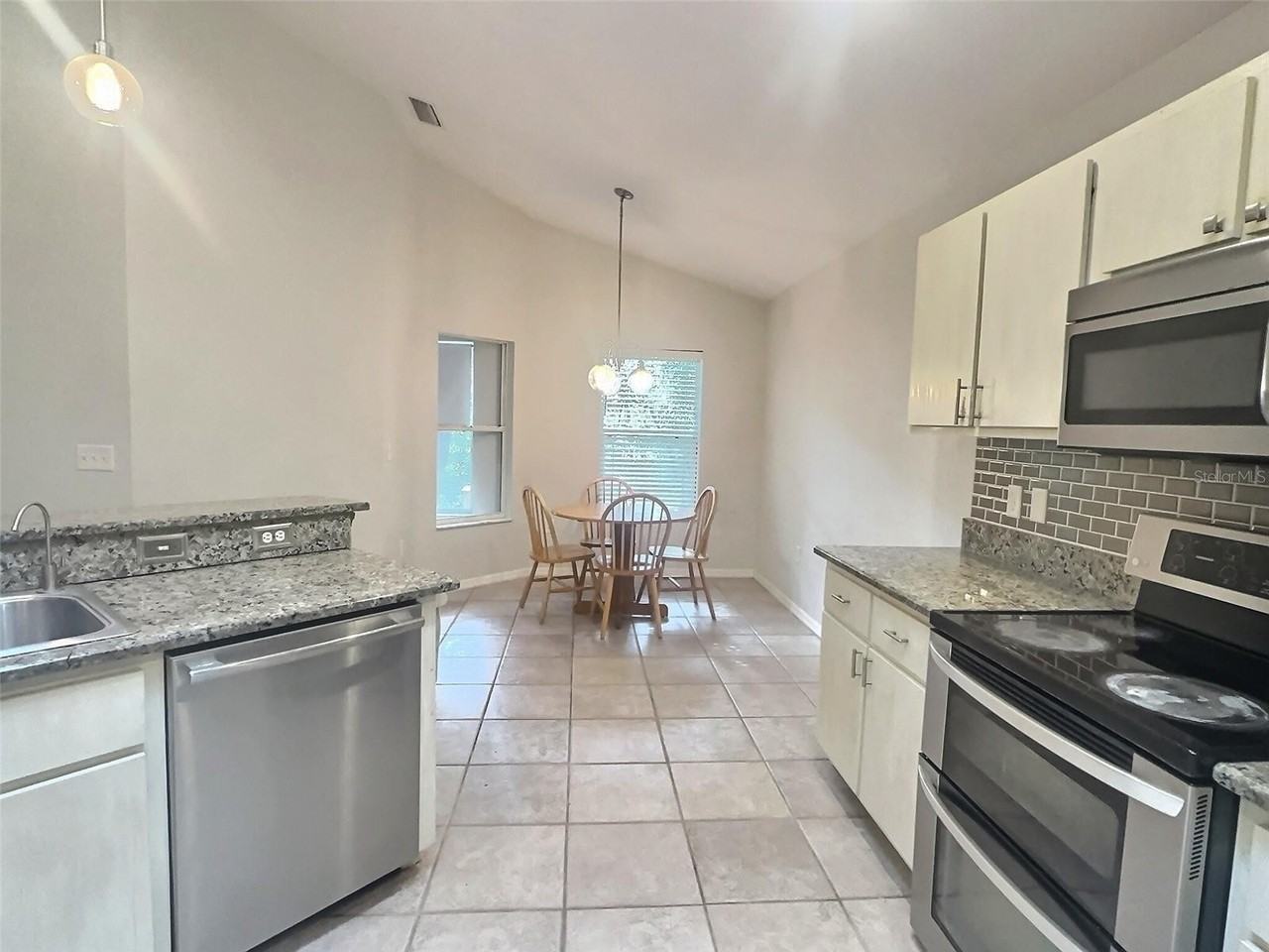 2717 Sw 98th Dr - Photo 3 of 15