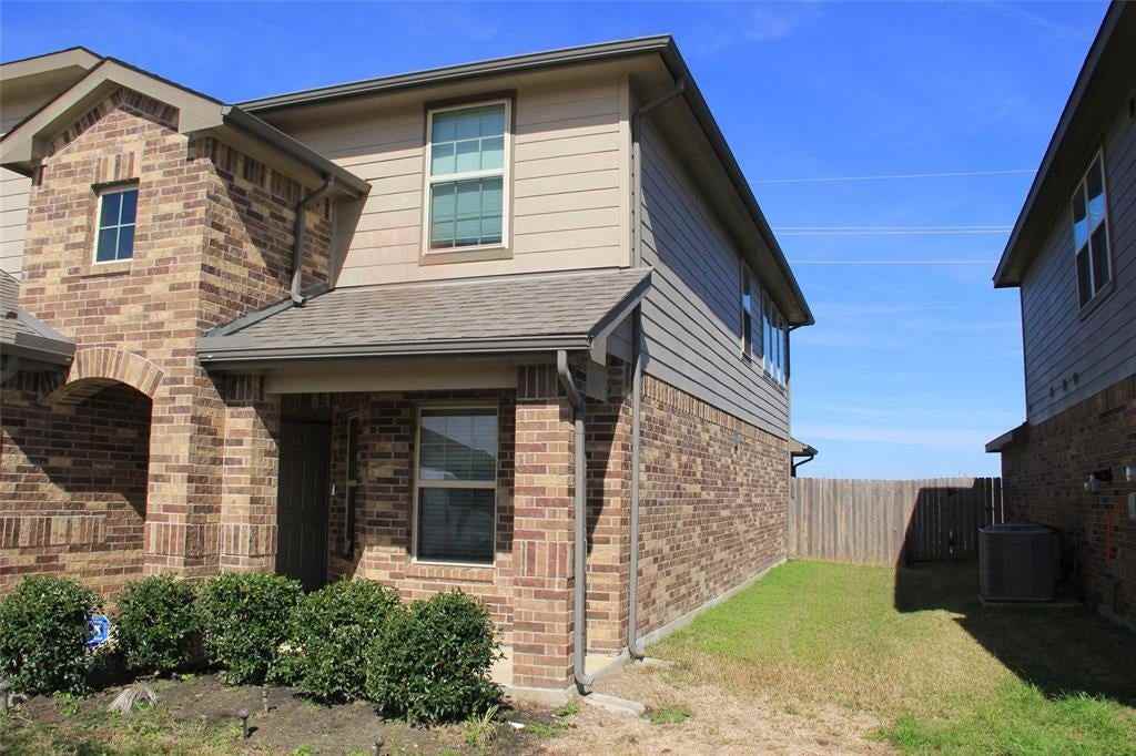 703 Ashley Falls Ln - Photo 3 of 25