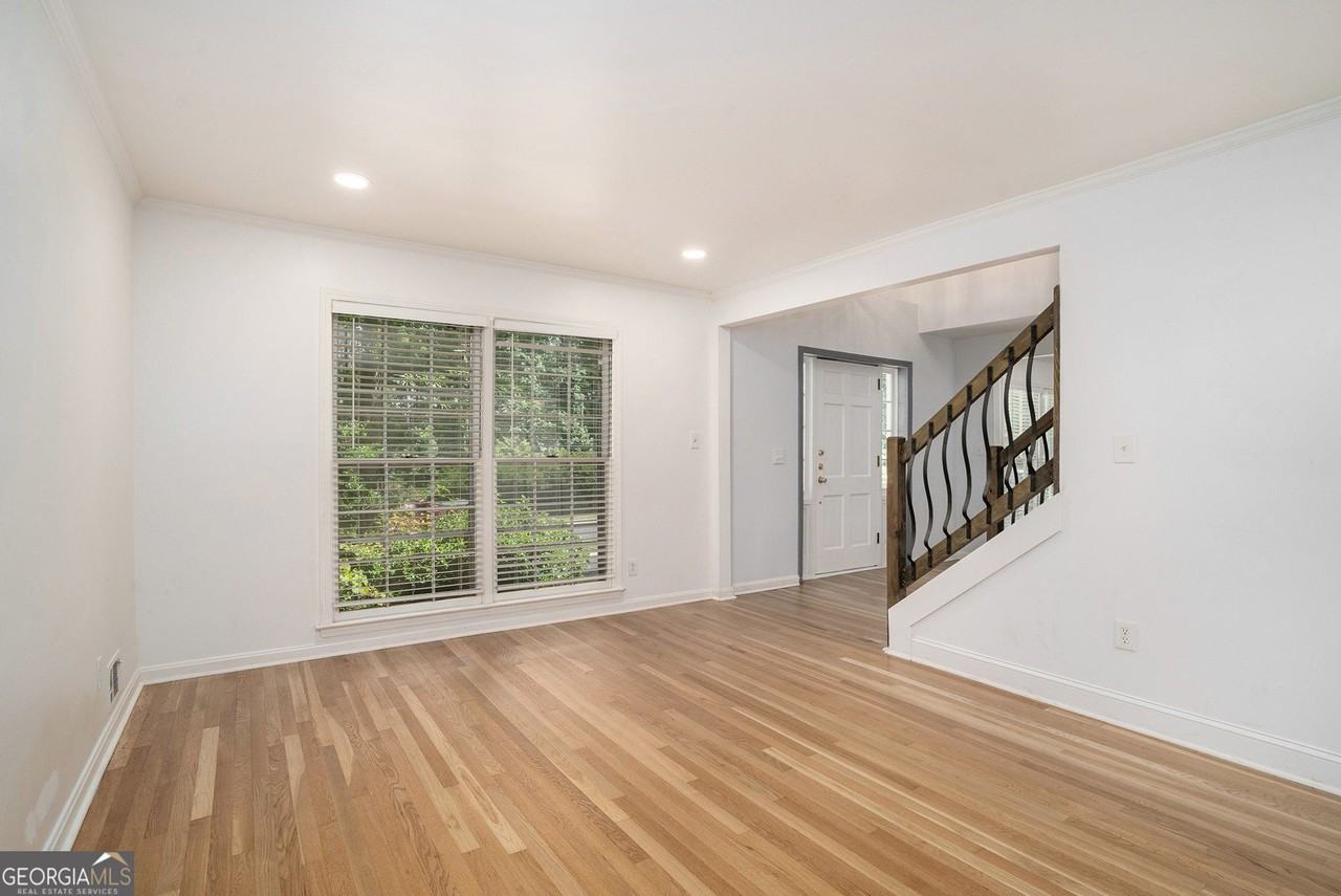 525 Abernathy Rd - Photo 3 of 21