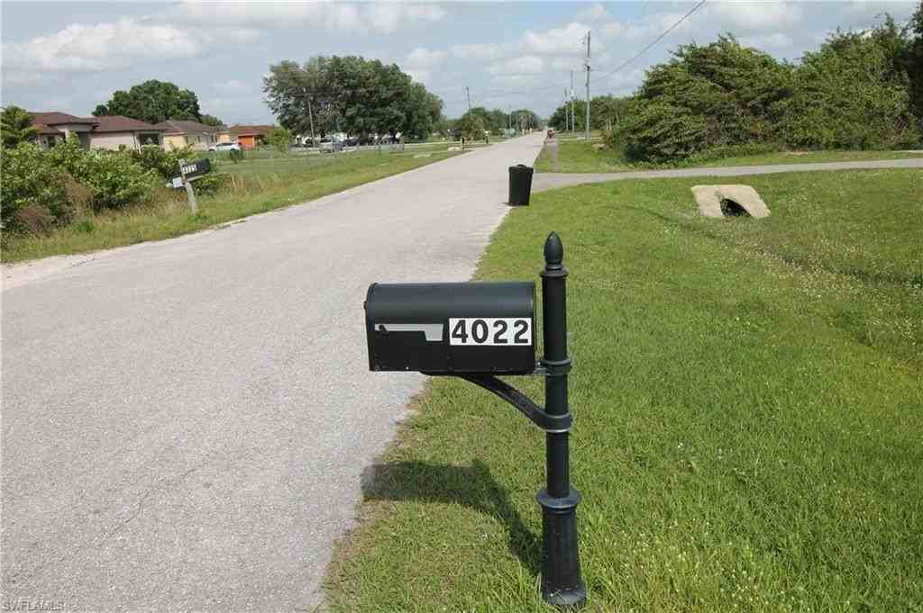 4022 24th Ave Ne - Photo 3 of 19