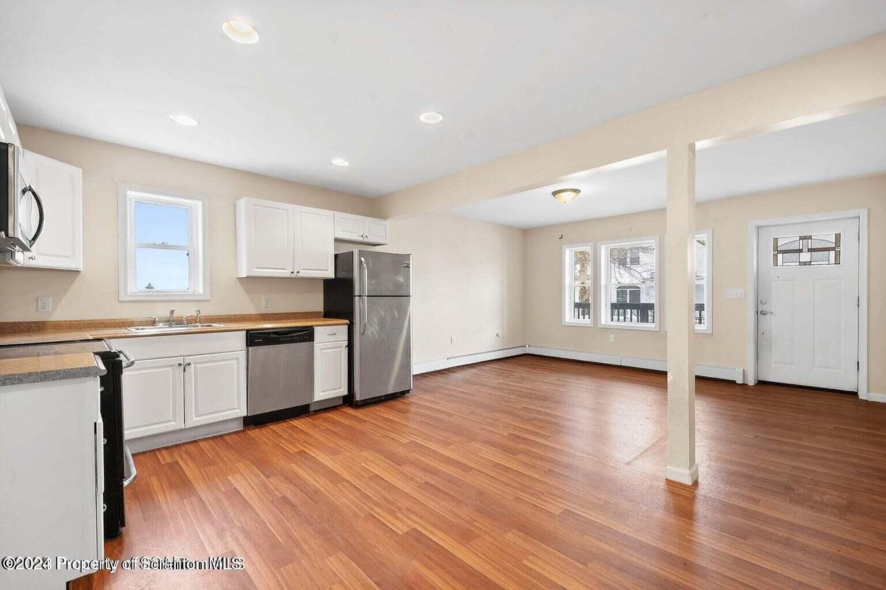 539 Hickory St - Photo 4 of 8