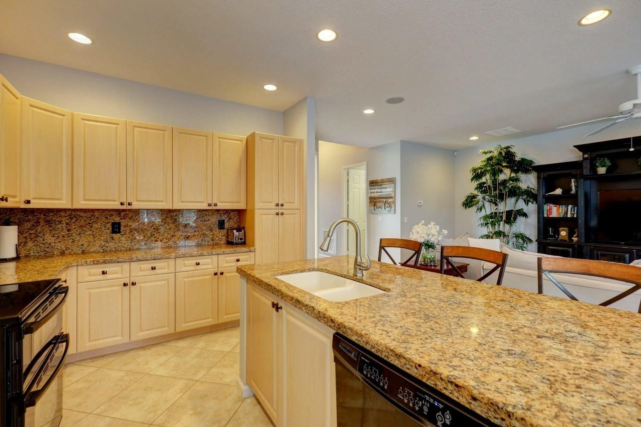 12141 Sw Bennington Cir - Photo 2 of 43
