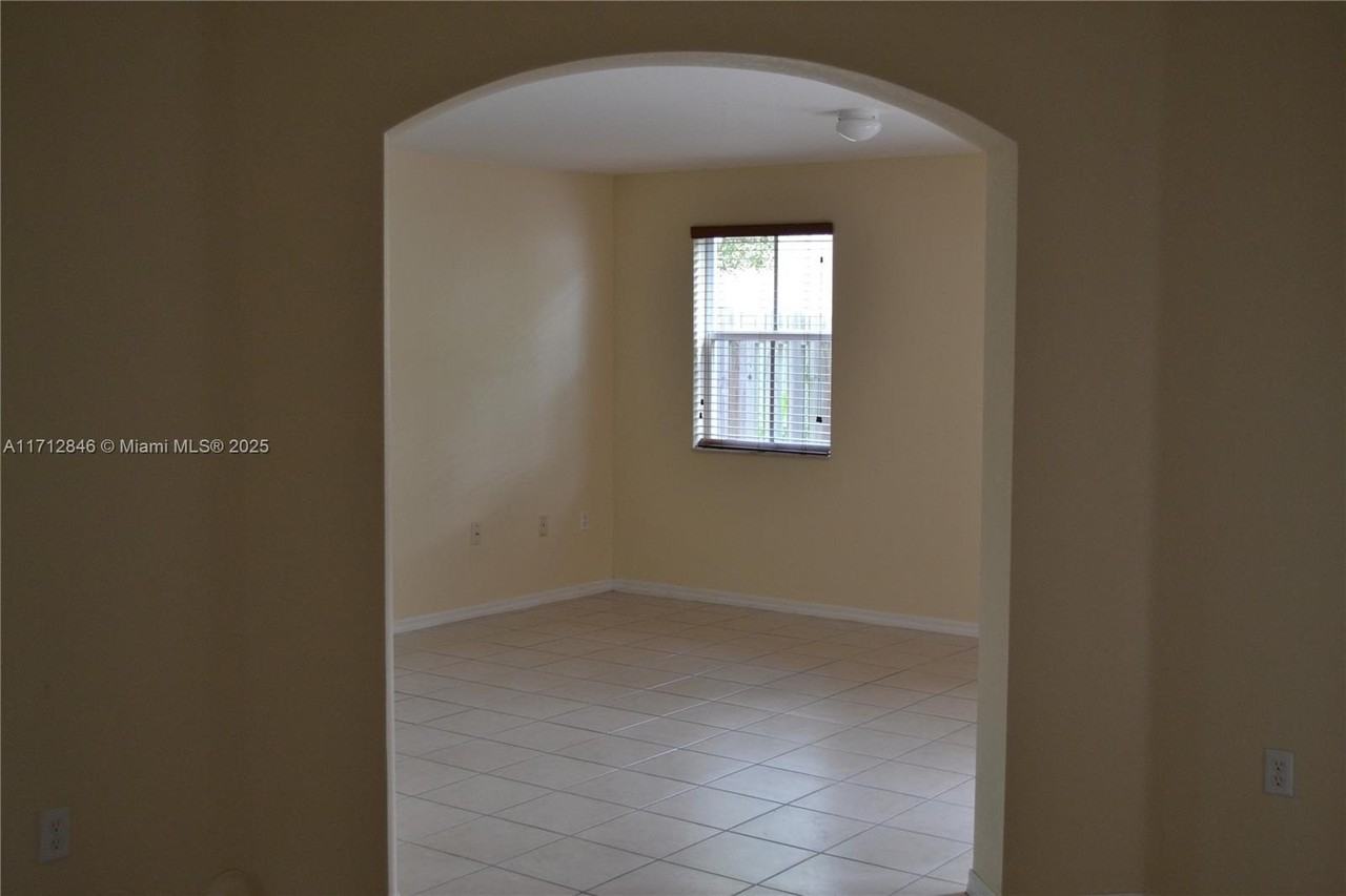 16636 Southwest 47th Terrace - Photo 6 of 10