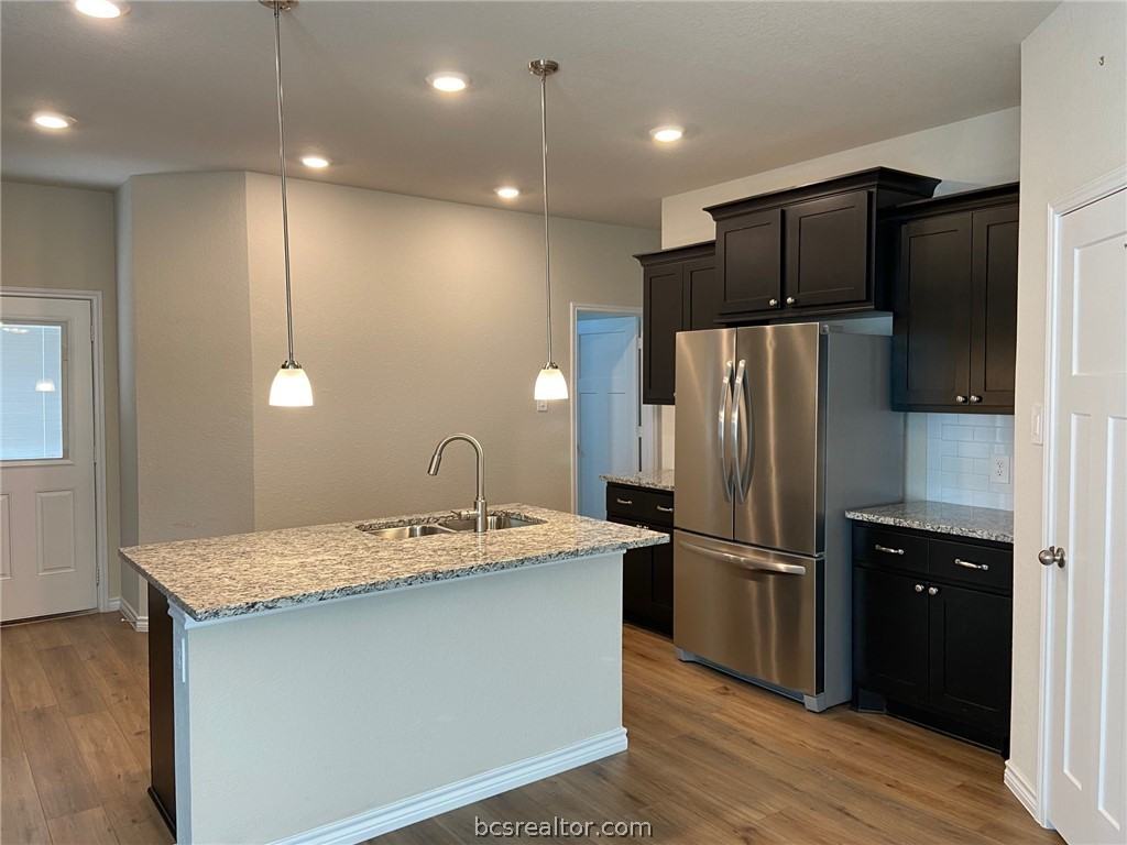 813 Mineral Wells Lane - Photo 4 of 18