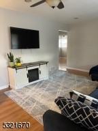 70 Fernwood Cres - Photo 3 of 9
