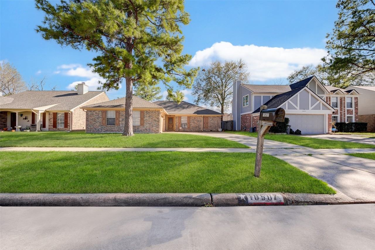 10507 Wayward Wind Ln - Photo 3 of 39