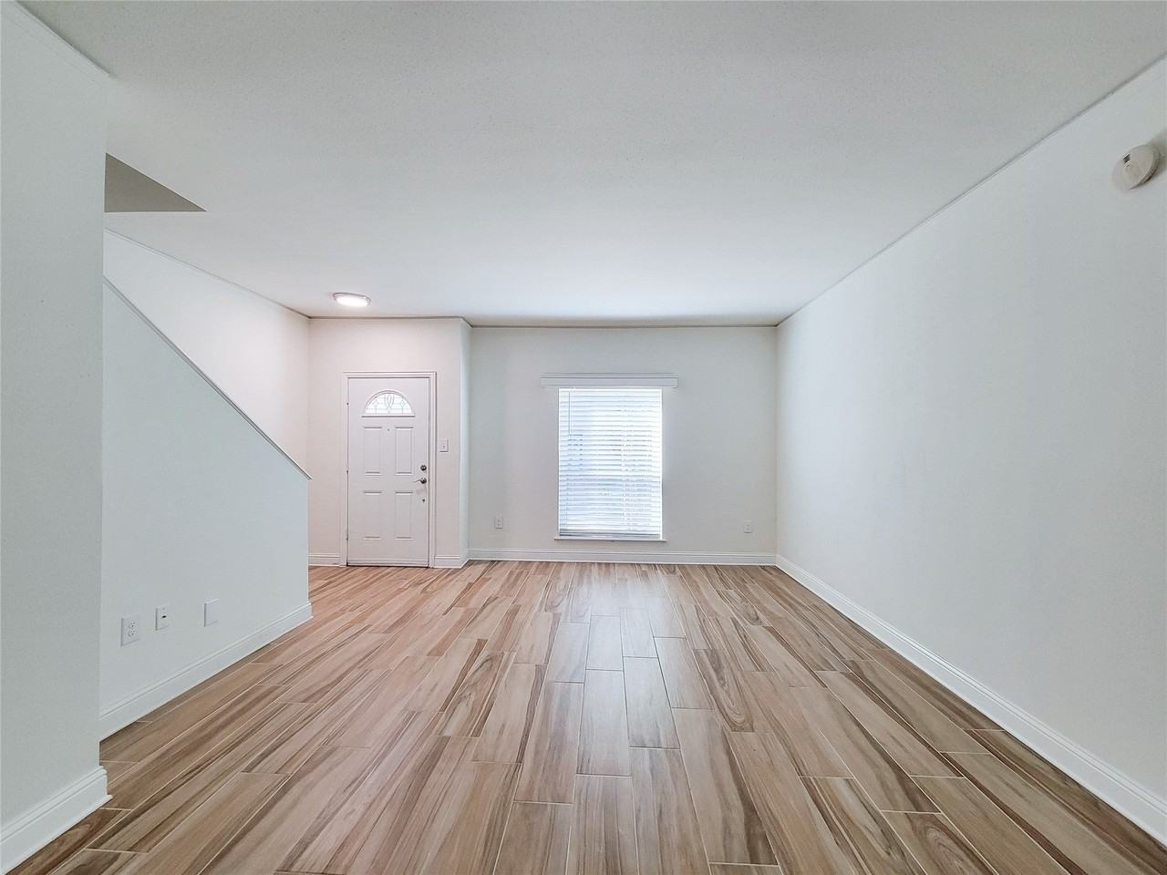 840 Threadneedle St - Photo 2 of 31