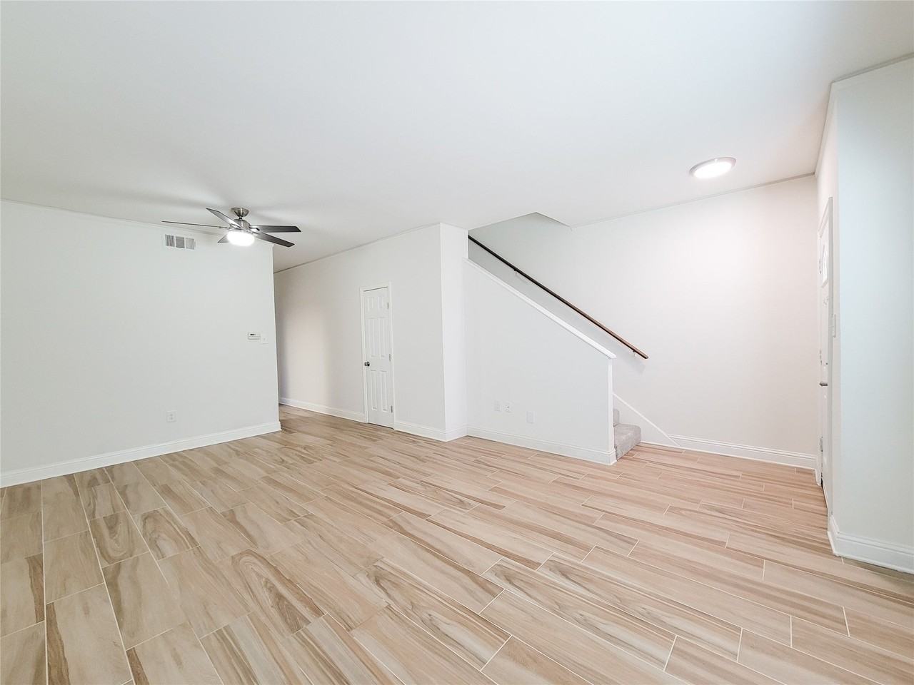 840 Threadneedle St - Photo 3 of 31