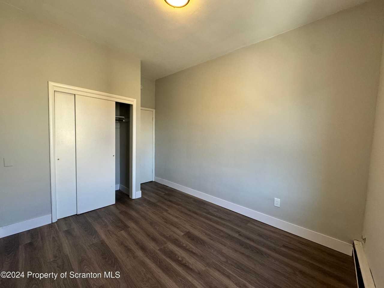 113 Lackawanna Ave - Photo 5 of 13