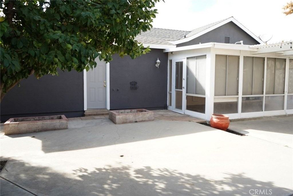 1116 Thompson Avenue - Photo 4 of 33