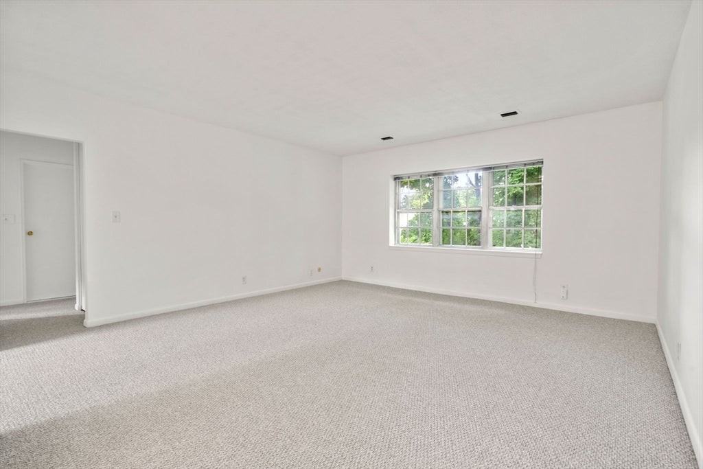 132 Lake Shore Rd - Photo 4 of 19