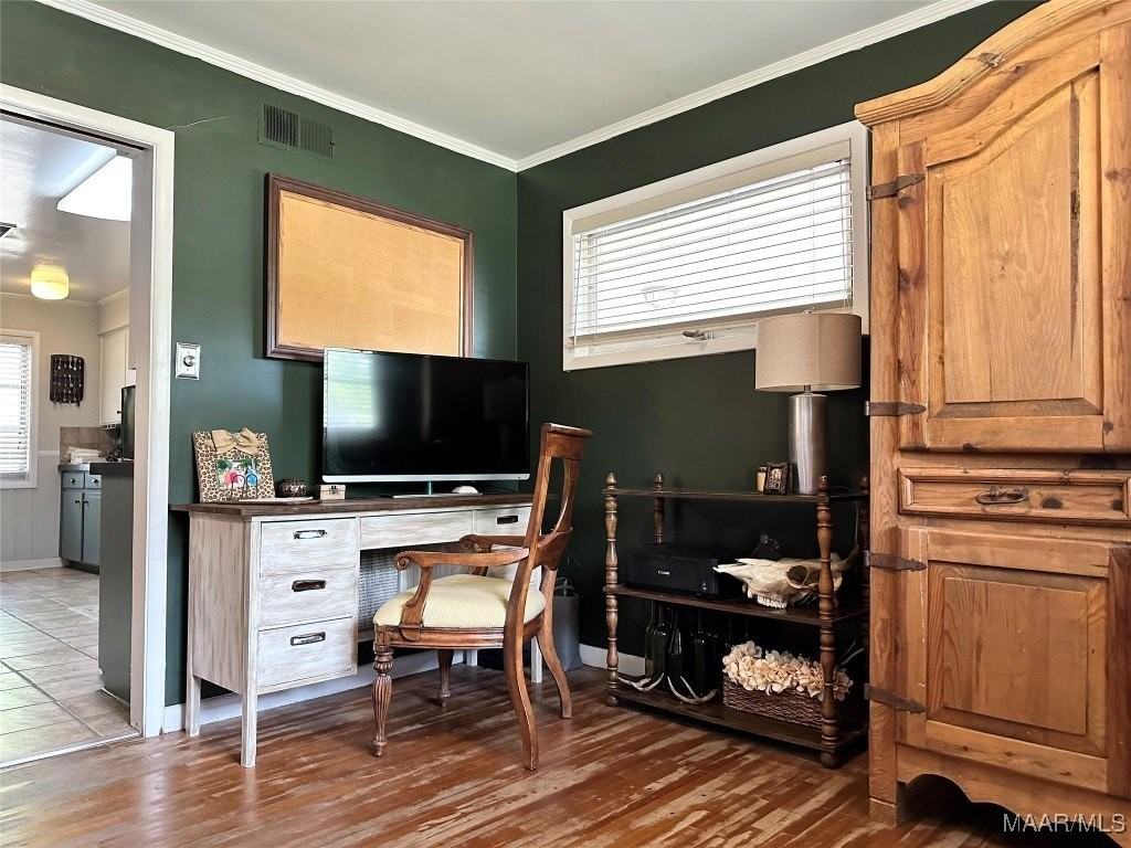 2045 Commodore St - Photo 3 of 21