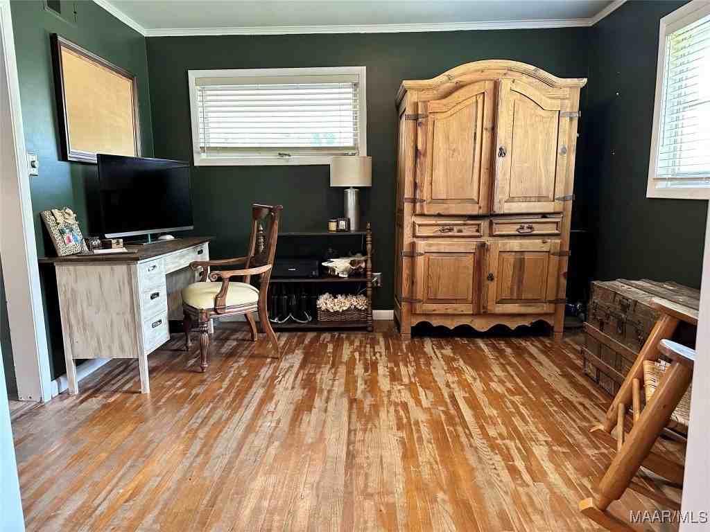 2045 Commodore St - Photo 4 of 21