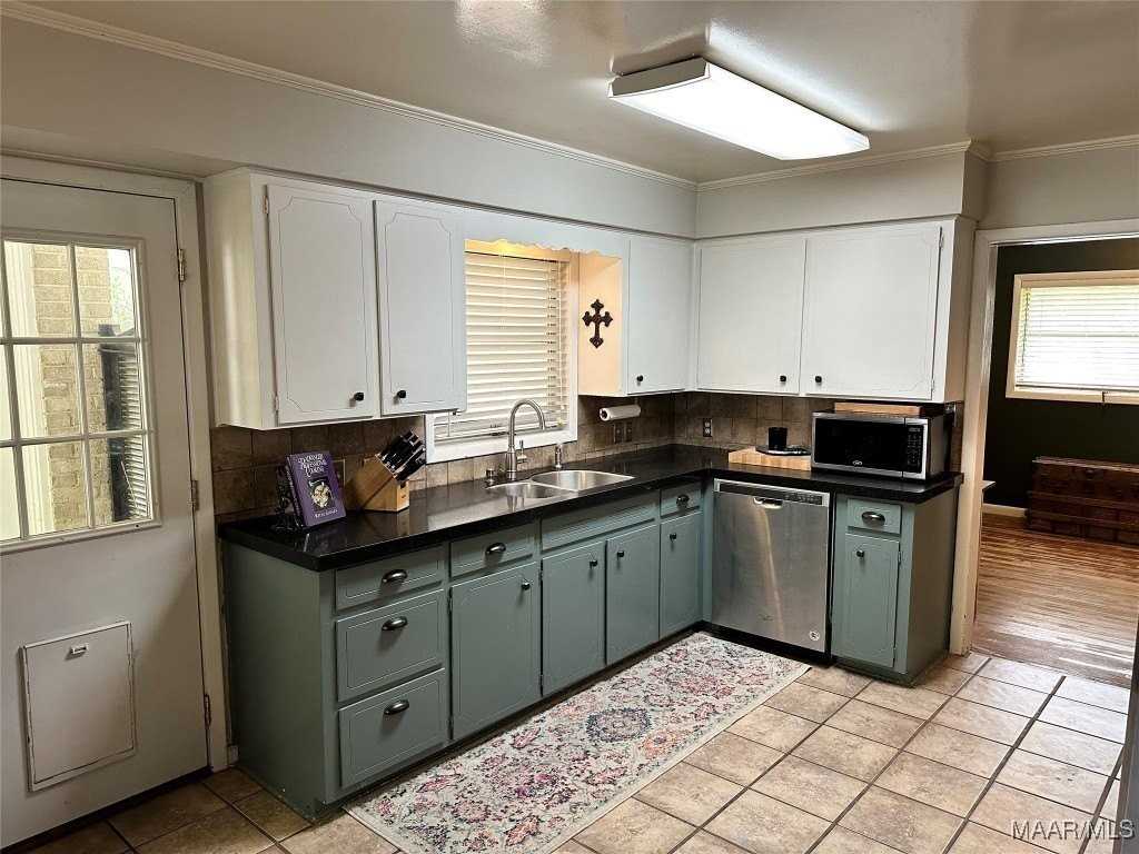 2045 Commodore St - Photo 6 of 21