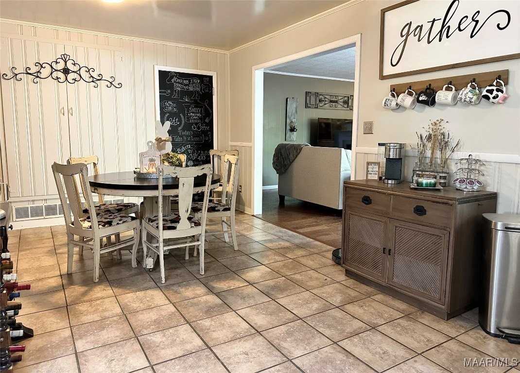 2045 Commodore St - Photo 7 of 21