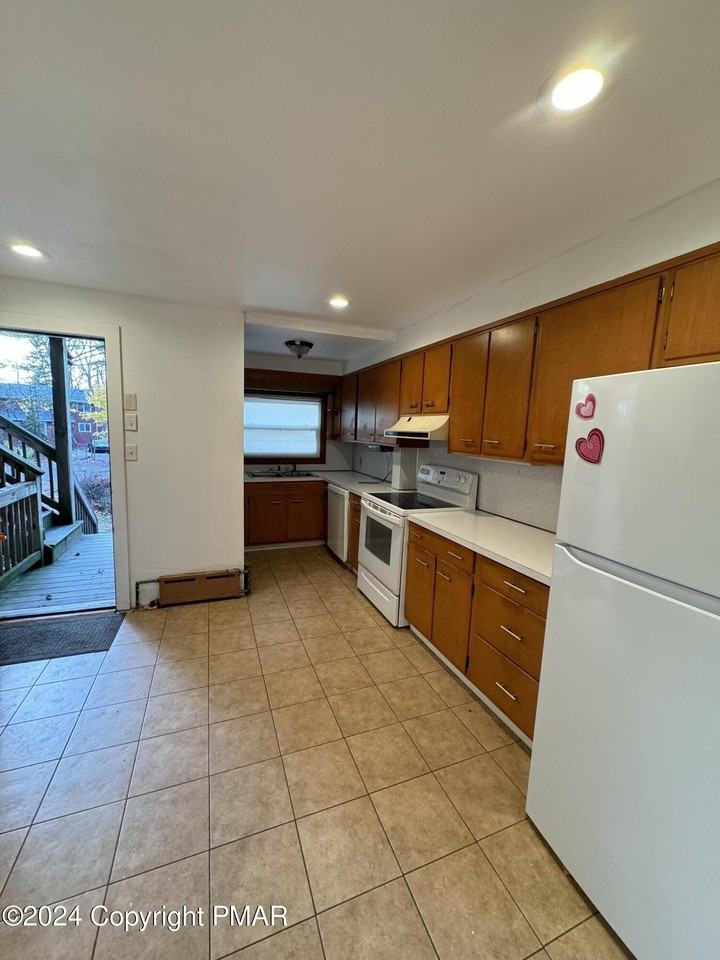 179 Prospect St - Photo 4 of 14