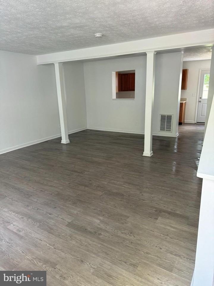 603 Chatham Sq - Photo 2 of 11