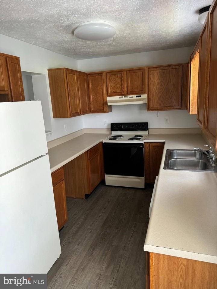 603 Chatham Sq - Photo 3 of 11