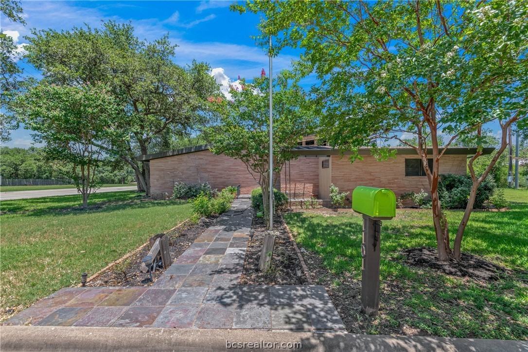 1101 Walton Dr - Photo 2 of 36