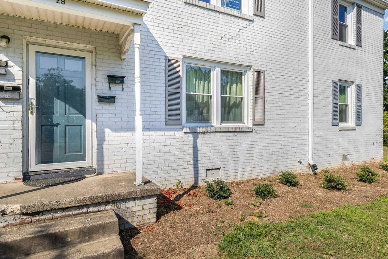 1700 Roslyn Dr - Photo 2 of 15