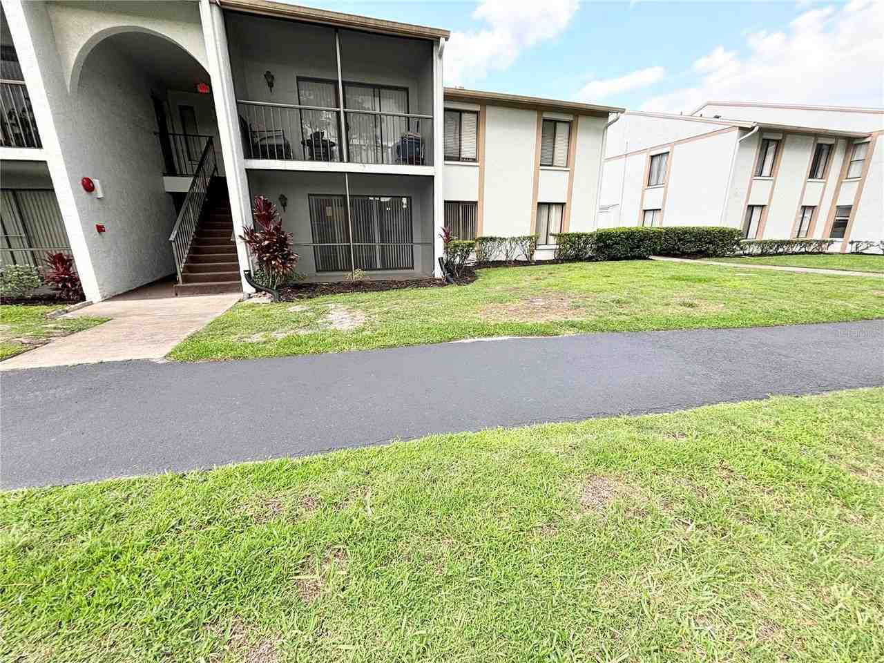 952 Courtyard Ln - Photo 2 of 21