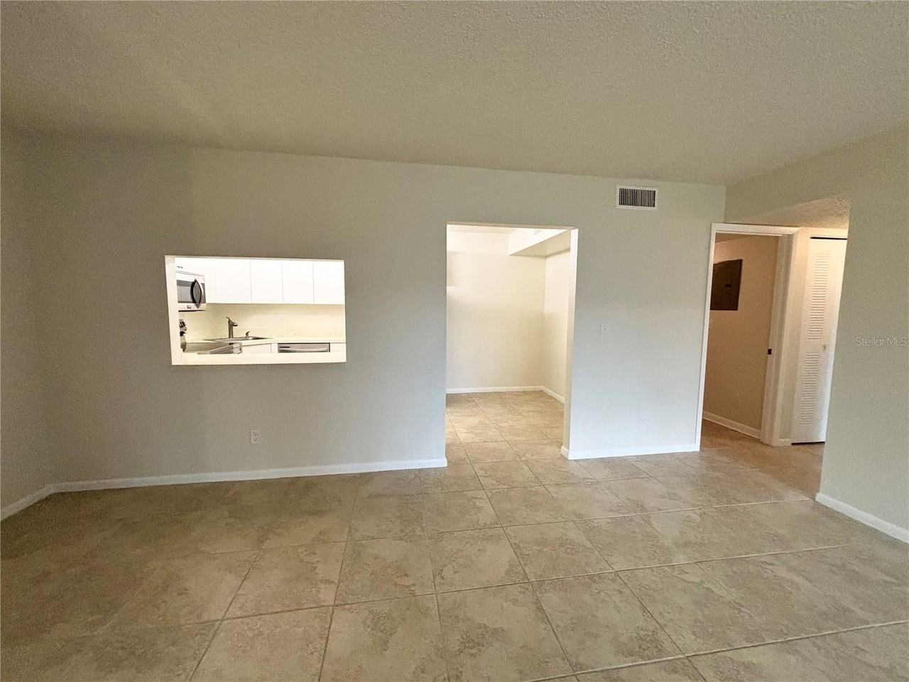 952 Courtyard Ln - Photo 6 of 21