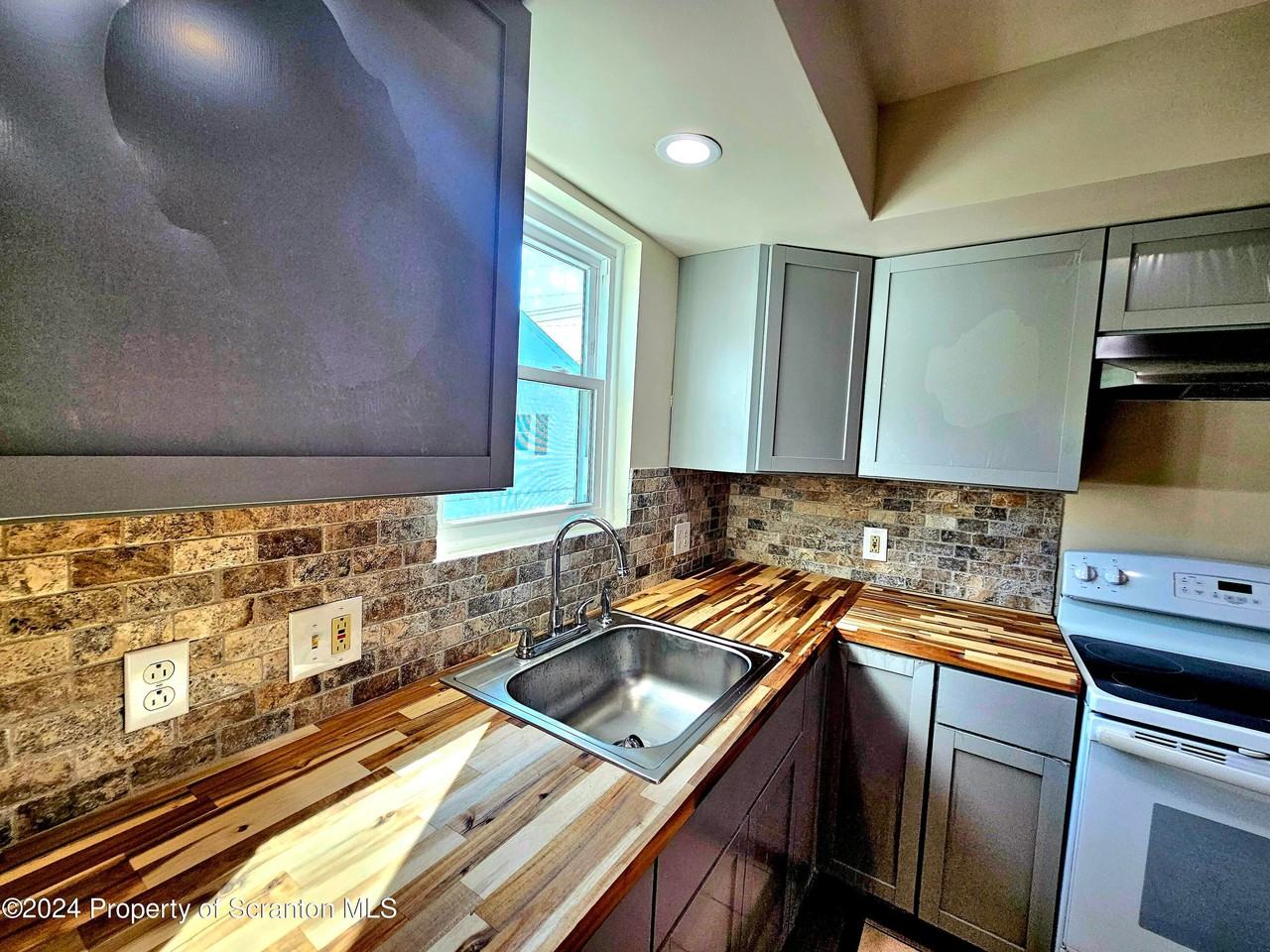 956 Wood St - Photo 6 of 24