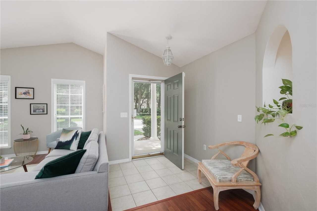 2421 Sw 98th Dr - Photo 2 of 31