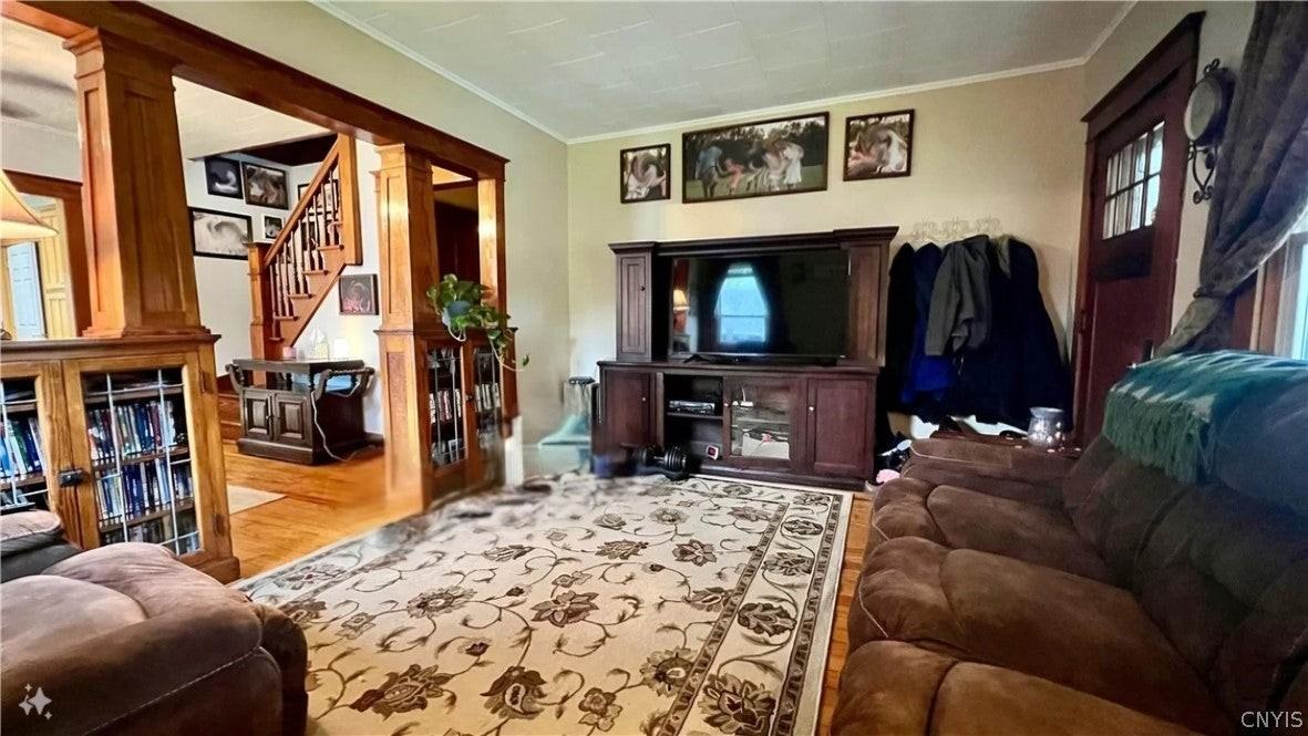 209 Allen St - Photo 3 of 16