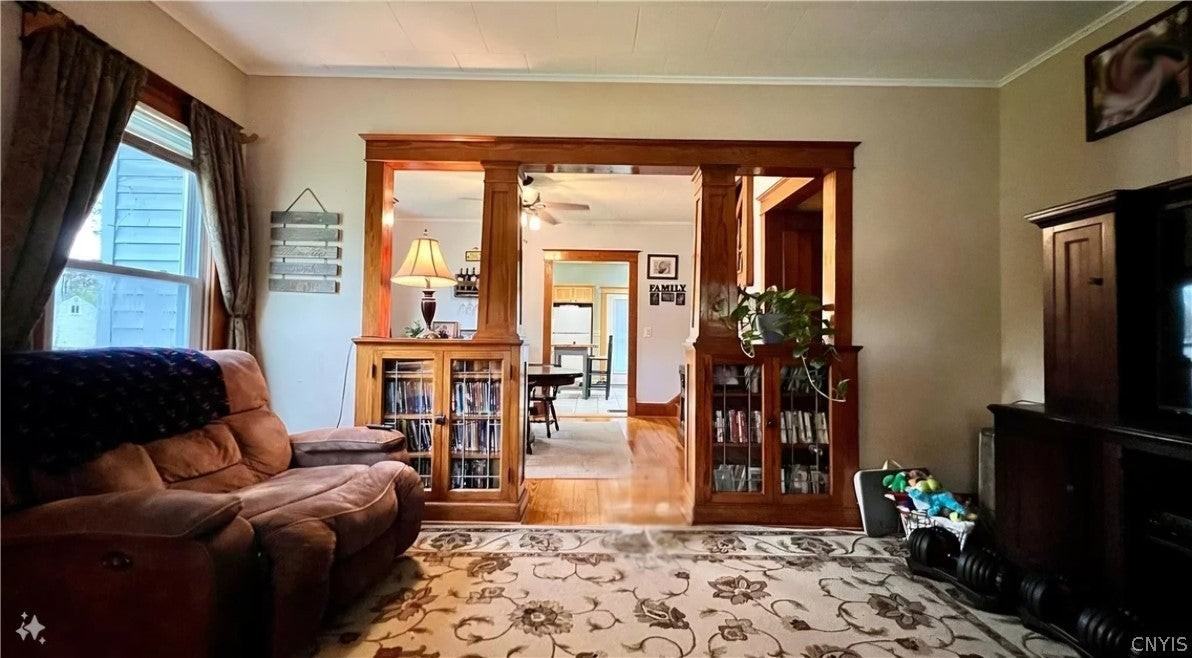 209 Allen St - Photo 4 of 16