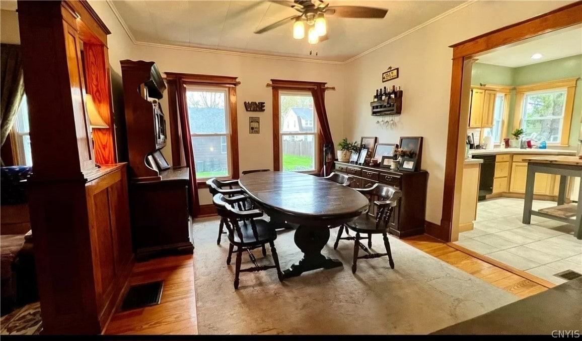 209 Allen St - Photo 5 of 16