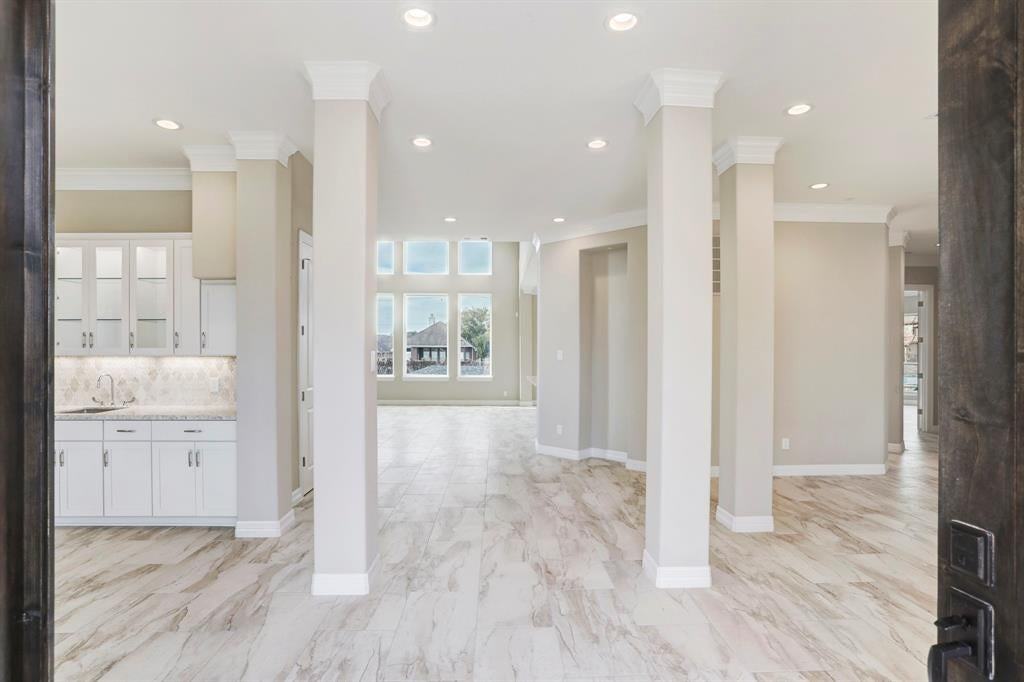 604 Appia Dr - Photo 3 of 45